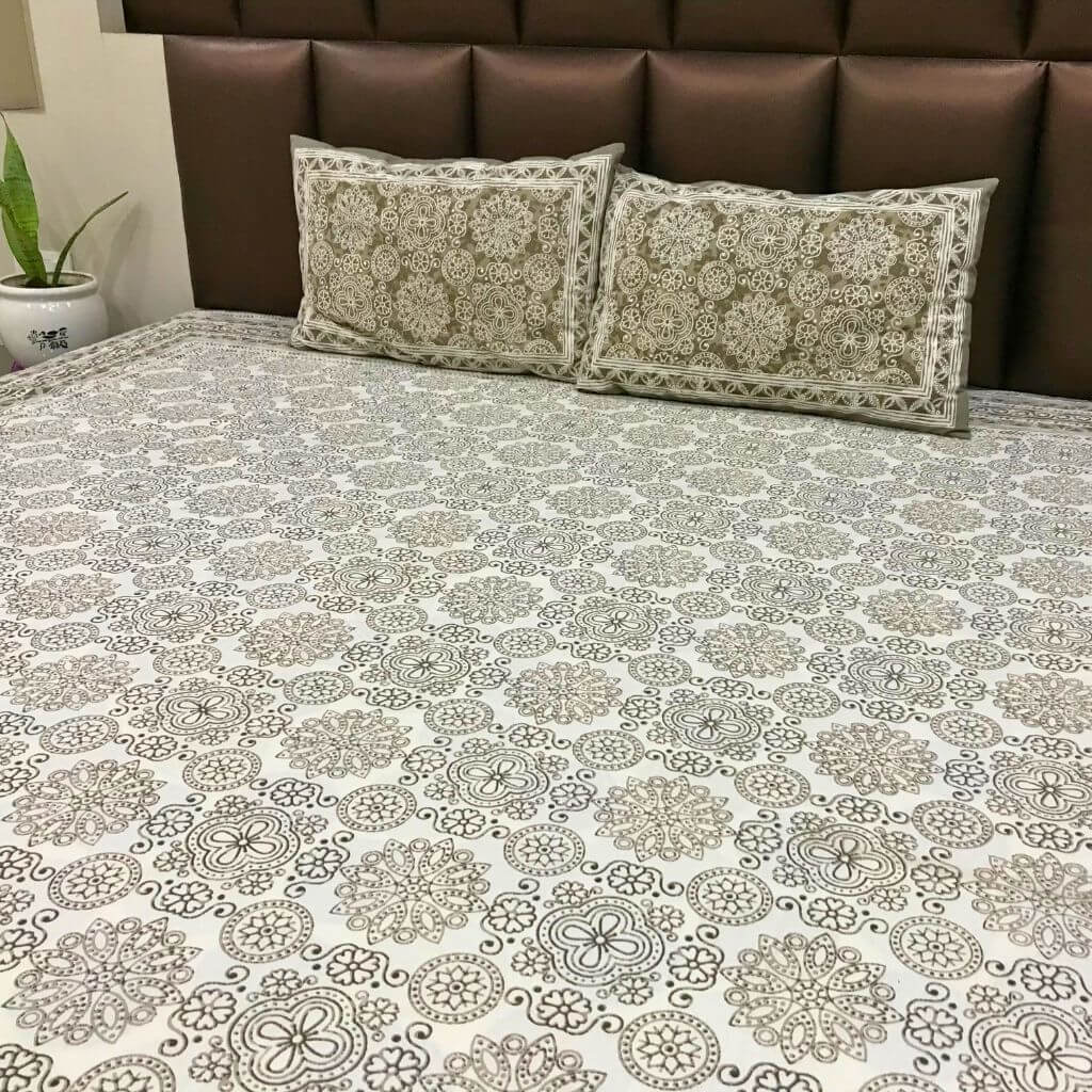 Geru Grey Print Bedsheet set - GHAAVI.